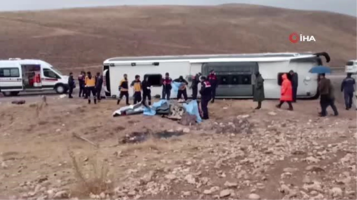 Gürün\'de otobüs devrildi: 4 ölü, 30 yaralı