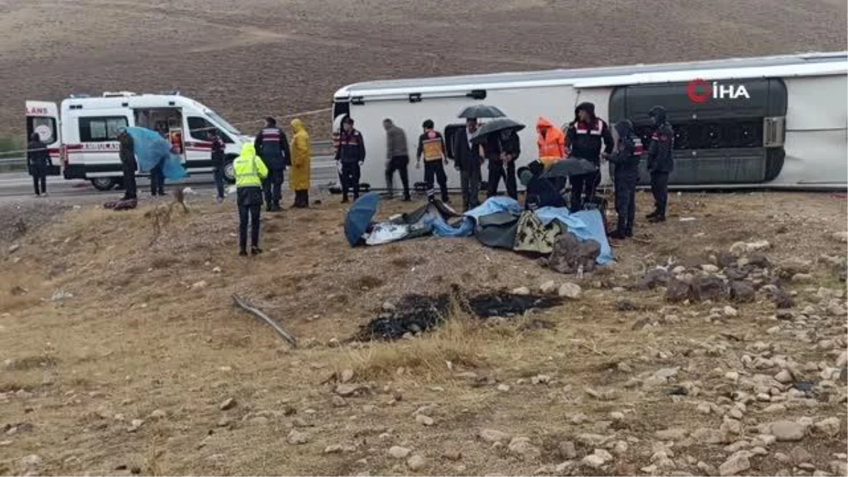 Gürün\'de yolcu otobüs devrildi: 4 ölü, 30 yaralı