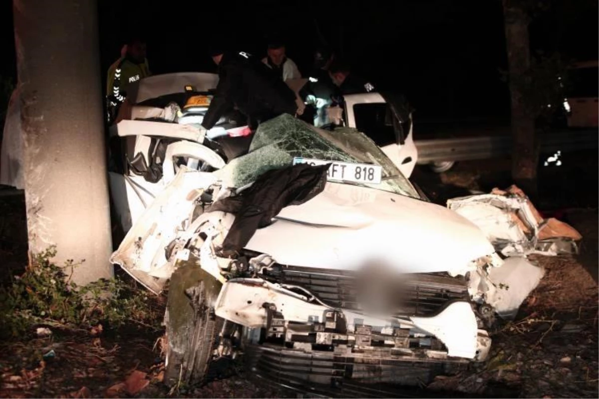 Bursa\'da doğum günü kutlamasından dönen 4 arkadaşın bulunduğu otomobil kaza yaptı