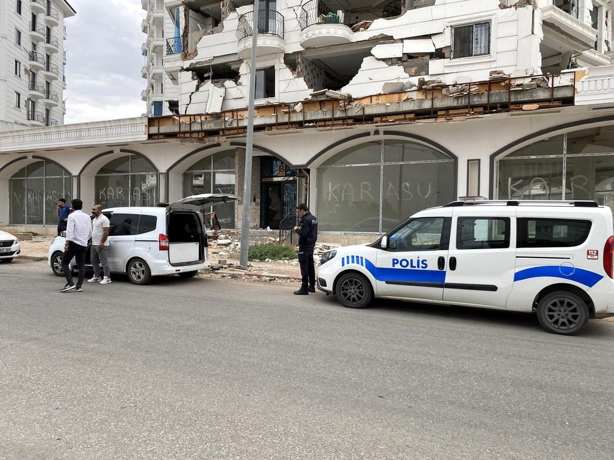 Adıyaman\'da Hasarlı Binaya Girerek Hırsızlık Yaptığı İddia Edilen 2 Şüpheli Yakalandı