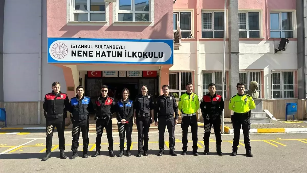 Sultanbeyli Nene Hatun İlkokulu öğrencileri polislerle keyifli dakikalar geçirdi