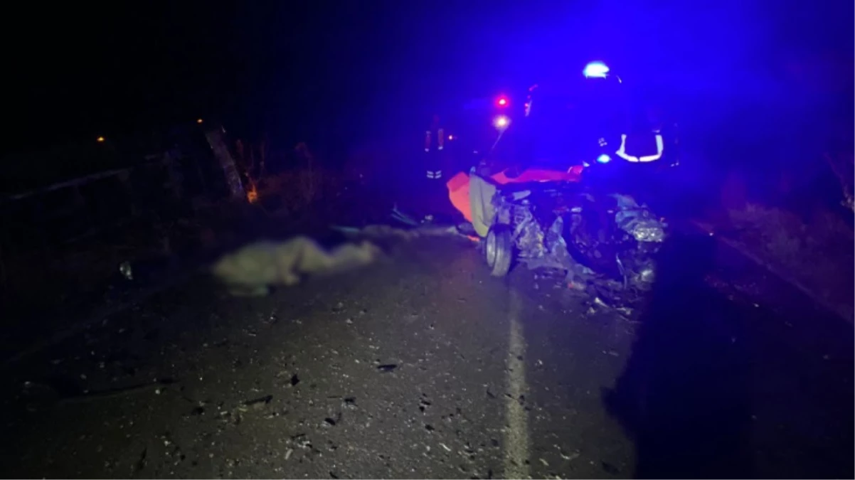 Isparta\'da kamyonetle çarpışan otomobilde 5 kişi hayatını kaybetti