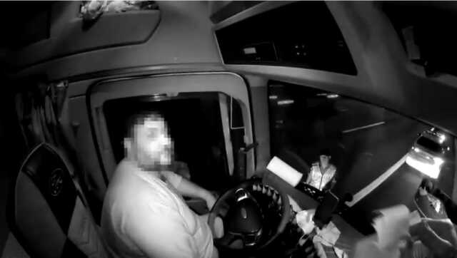 İstanbul'da Kamyon Şoförü Canlı Yayın Yaparken Jandarma Tarafından Durduruldu İstanbul'da Kamyon Şoförü Canlı Yayın Yaparken Jandarma Tarafından Durduruldu
