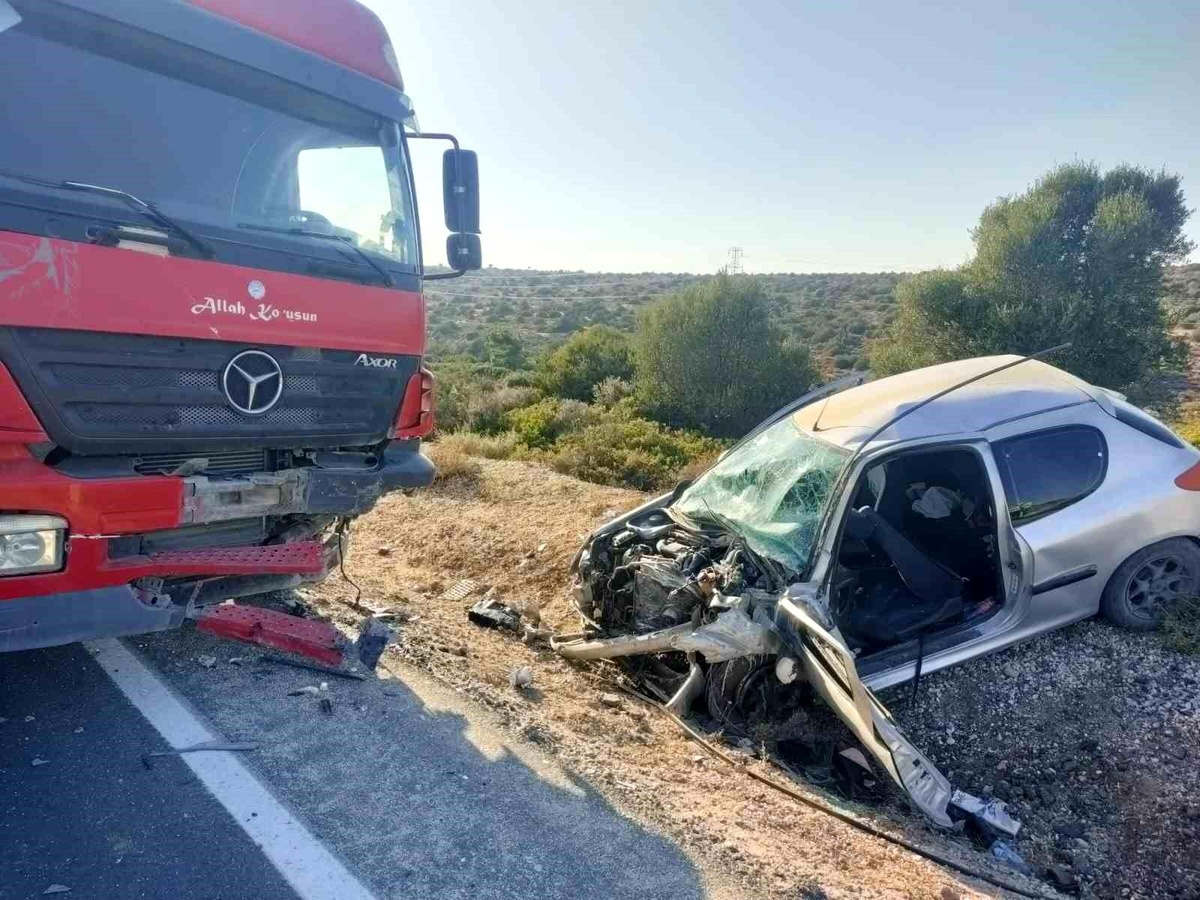 Çeşme\'de Kamyon-Otomobil Çarpışması: 2 Kişi Ağır Yaralandı