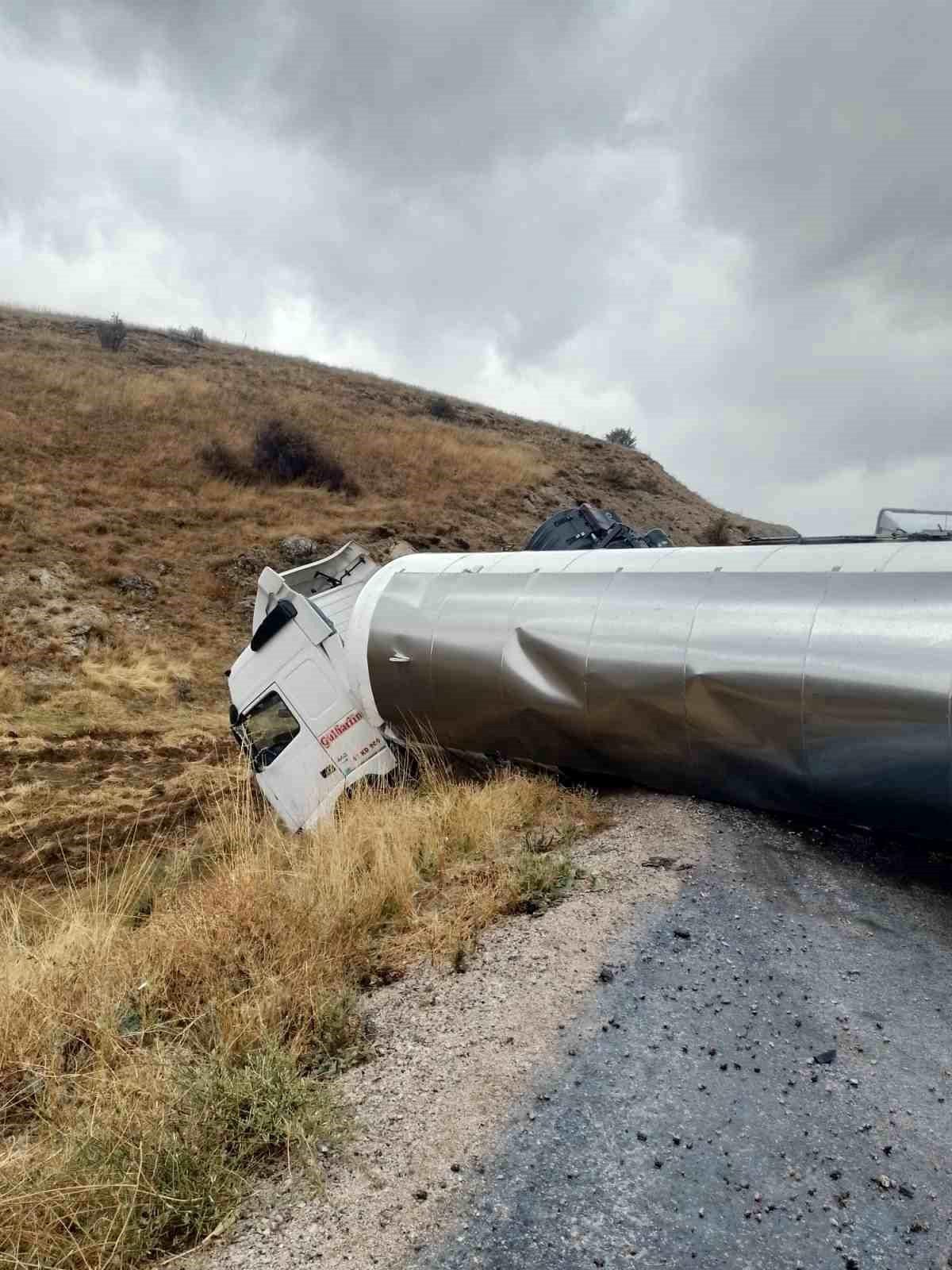 Kayseri Kahramanmaraş yolu üzerinde tanker devrildi