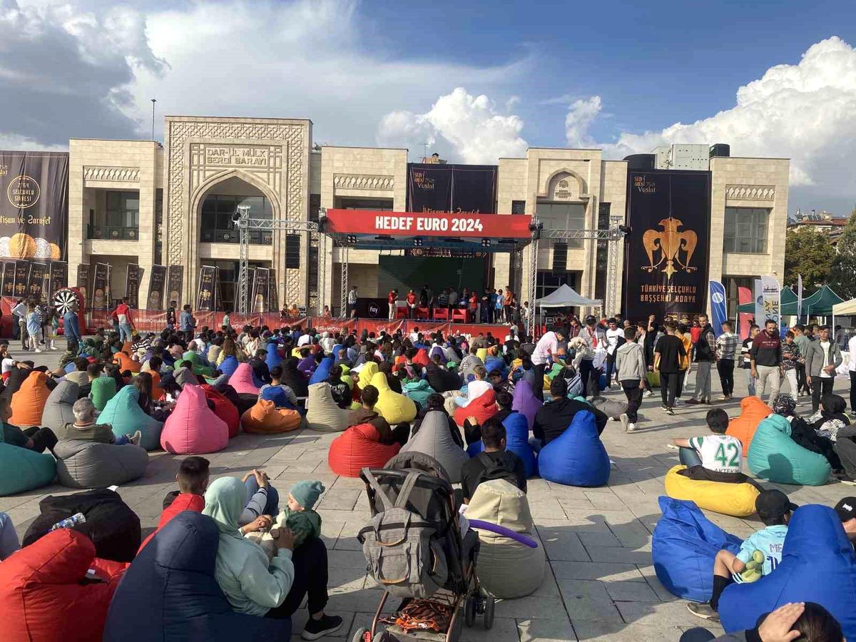 Konya\'da milli maç öncesi düzenlenen etkinliklere futbolseverler yoğun ilgi gösterdi