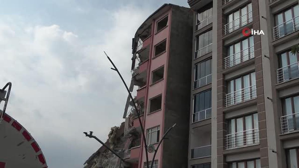 Malatya'da ağır hasarlı binaların yıkımlarına hız verildi