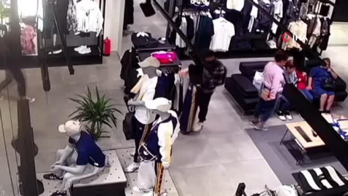 Maltepe\'de AVM\'ye gelen iki hırsız kamerada