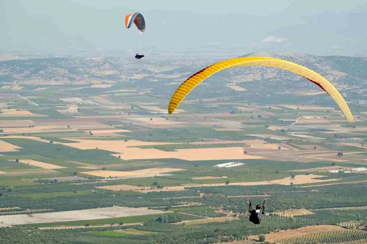 Manisa, Paraşüt Sporcularının Uğrak Noktası Haline Geldi