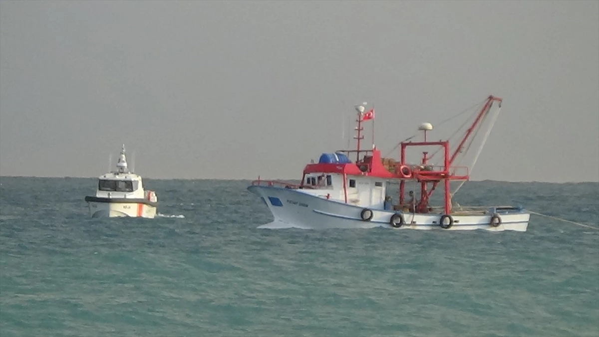 Mersin\'de Yelkenli Tekne Kayalara Çarparak Battı