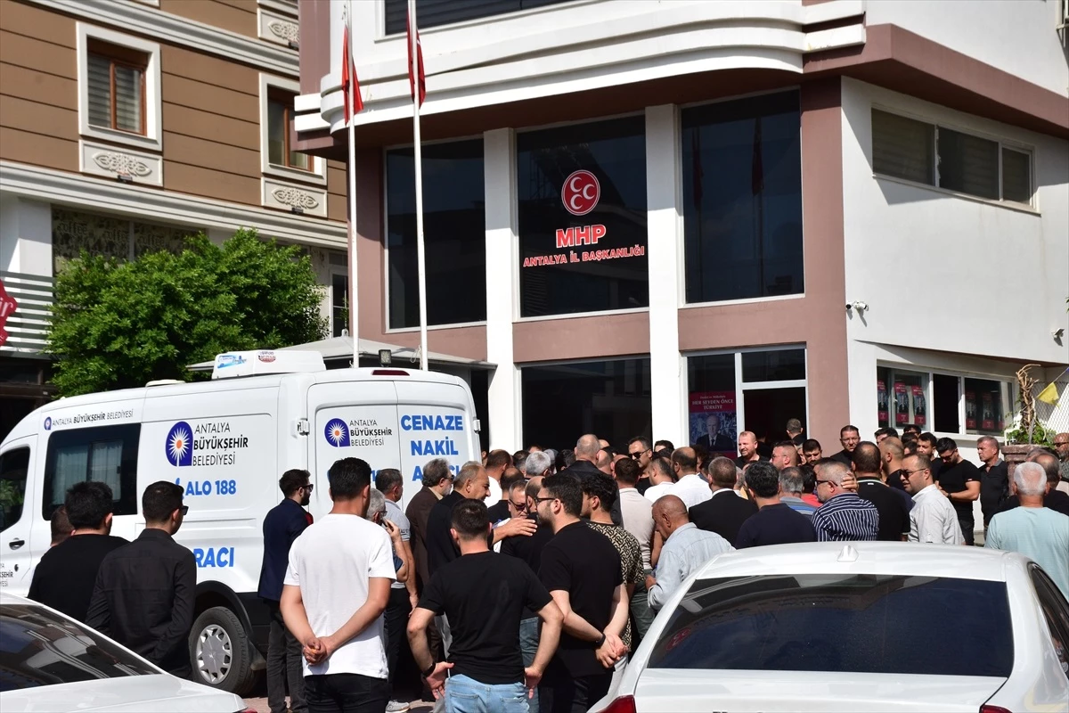 MHP Antalya İl Yönetim Kurulu Üyesi Yusuf Çırpan\'ın Cenazesi Toprağa Verildi