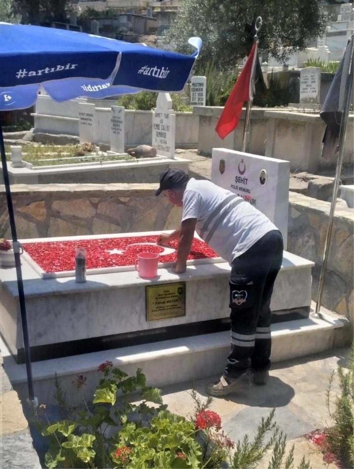 Milas Şehir Mezarlığı\'ndaki özel harekat polisinin şehitliği yenilendi