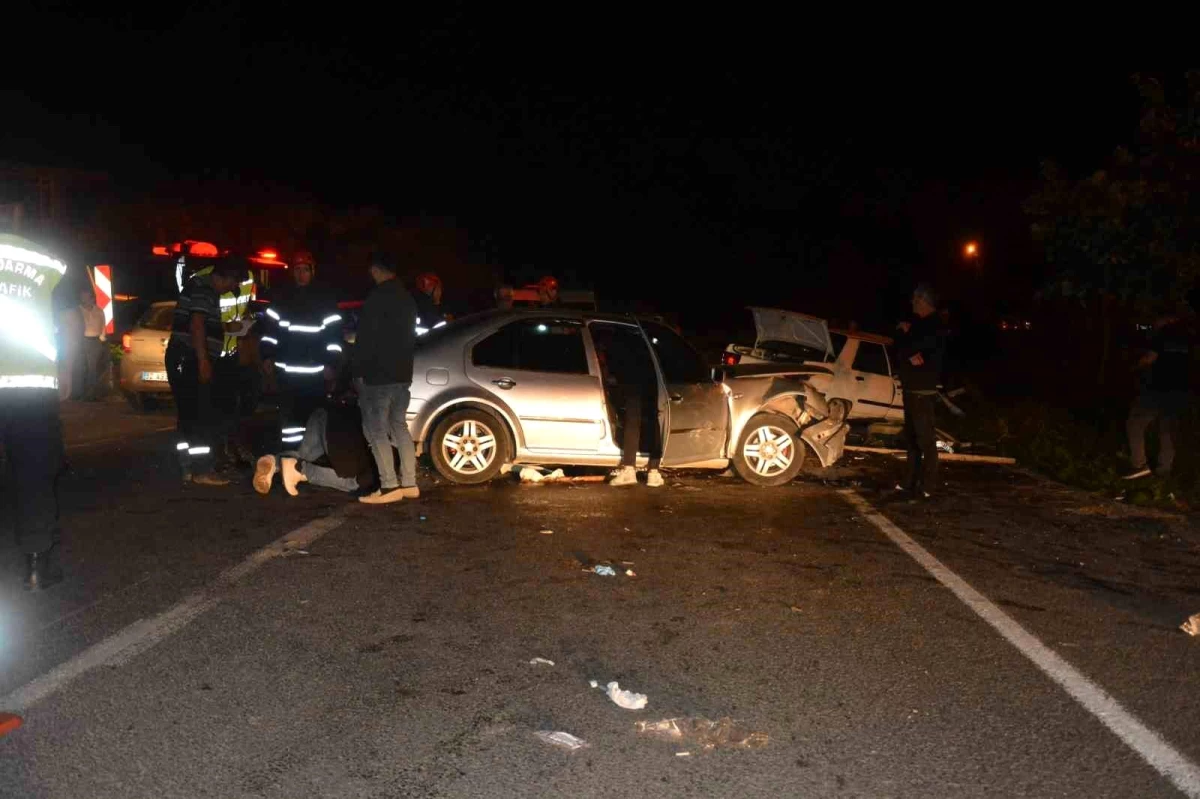 Ünye\'de kafa kafaya çarpışan otomobillerde 6 kişi yaralandı