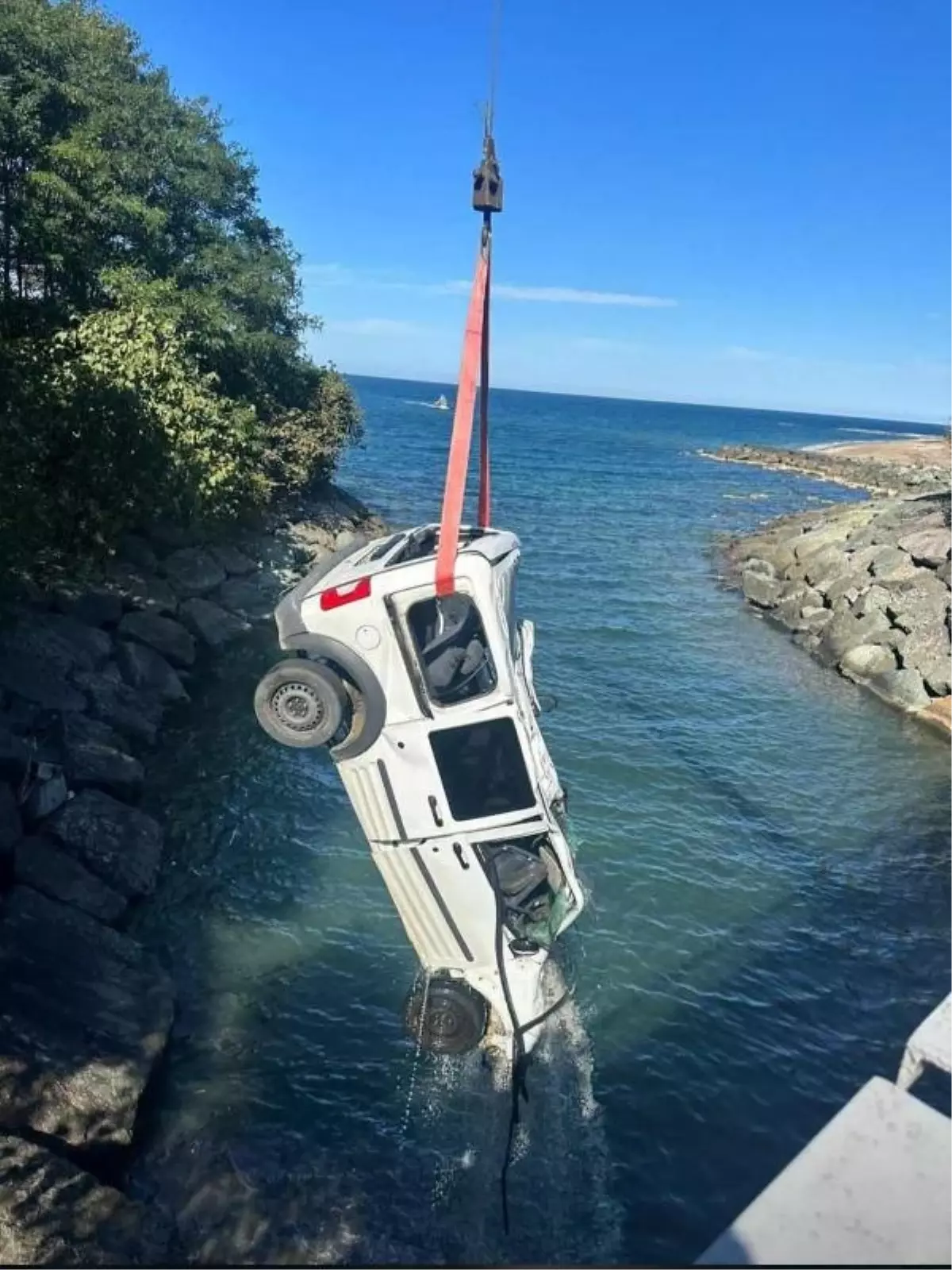 Rize'de Hafif Ticari Araç Denize Uçtu: 2 Yaralı