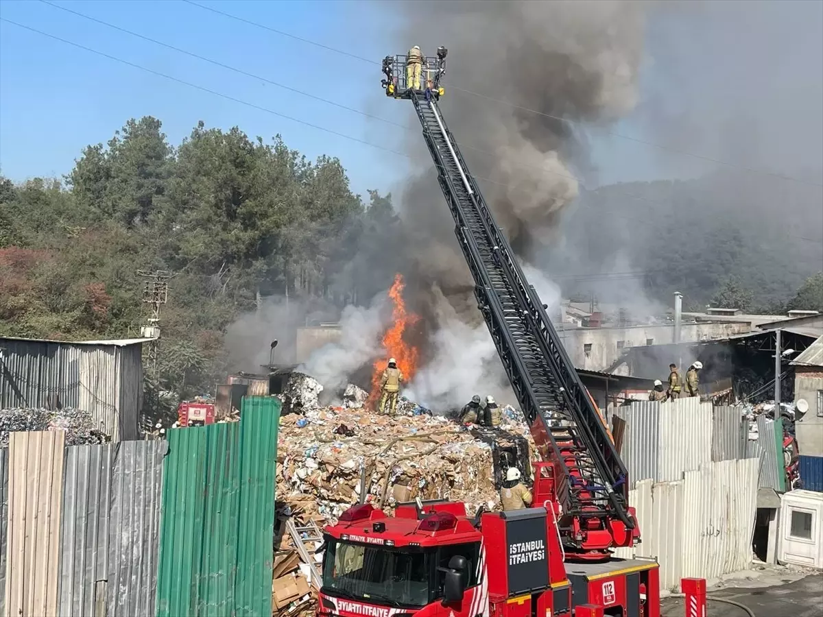 Sarıyer\'de Atık Kağıt Deposunda Yangın Çıktı