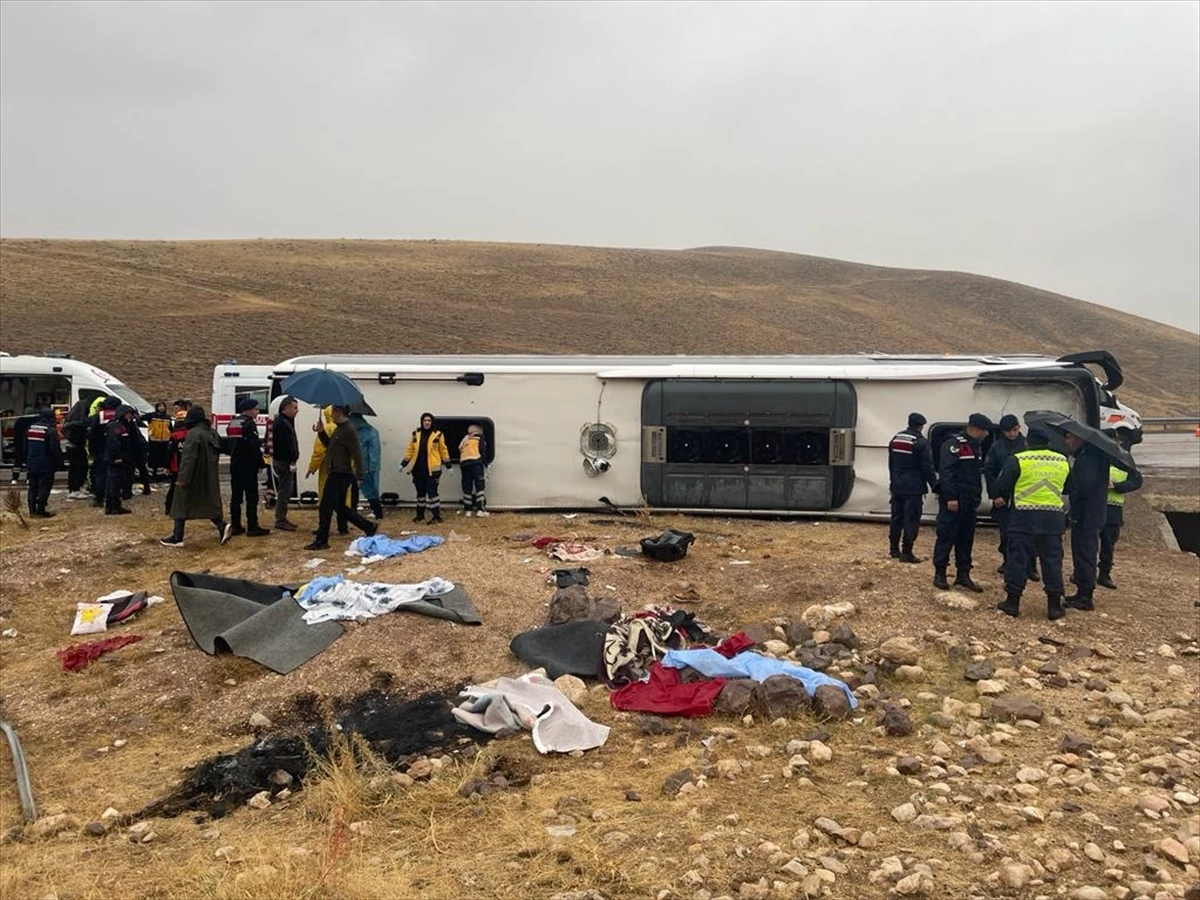 Sivas\'ta otobüs kazası: 4 ölü, 34 yaralı