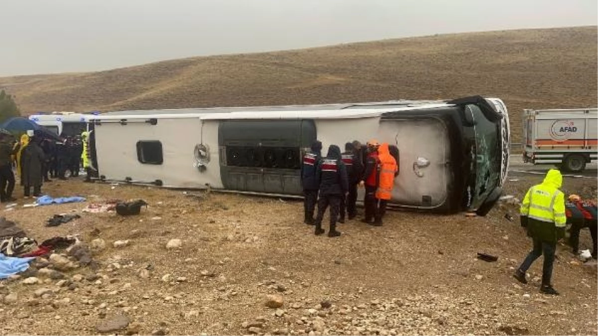 Sivas\'ta yolcu otobüsü devrildi: 4 ölü, 32 yaralı (2)