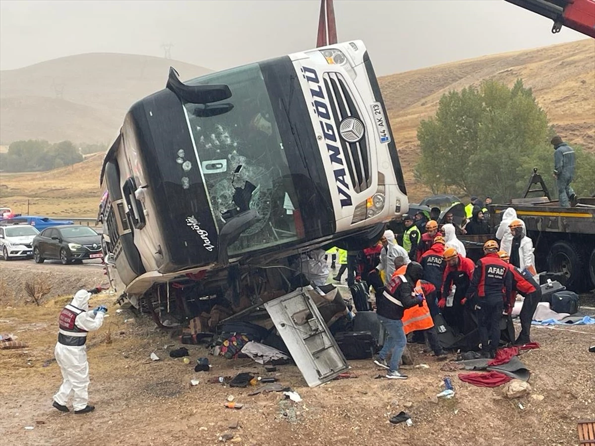 Sivas\'ta otobüs kazası: 7 ölü, 40 yaralı