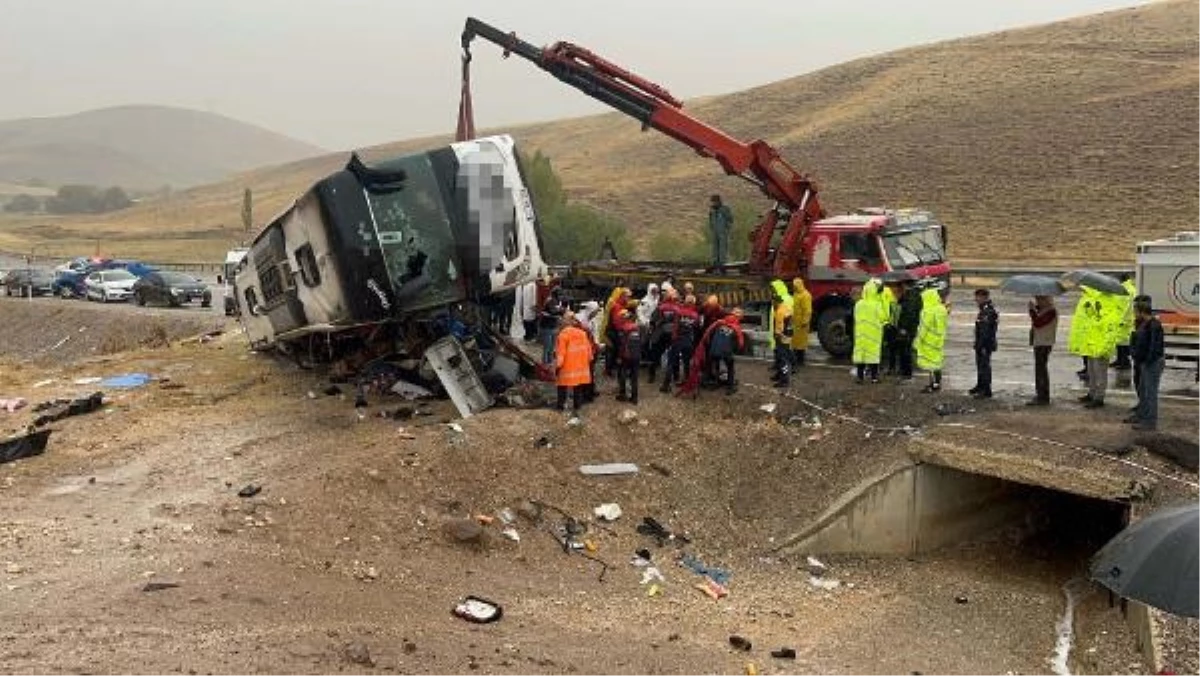 Sivas\'ta yolcu otobüsü devrildi: 7 ölü, 40 yaralı (3)