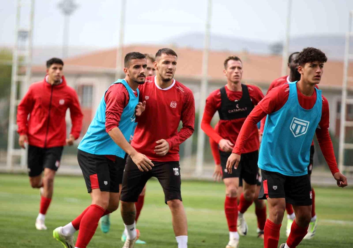 Sivasspor, milli maç arasında antrenman maçı yaptı