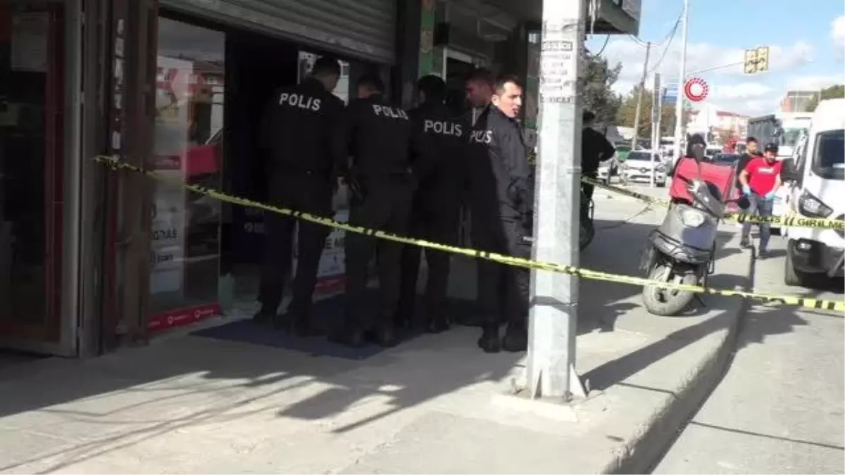 Sultangazi\'de Telefon ve Aksesuar Satışı Yapılan İş Yerine Silahlı Saldırı