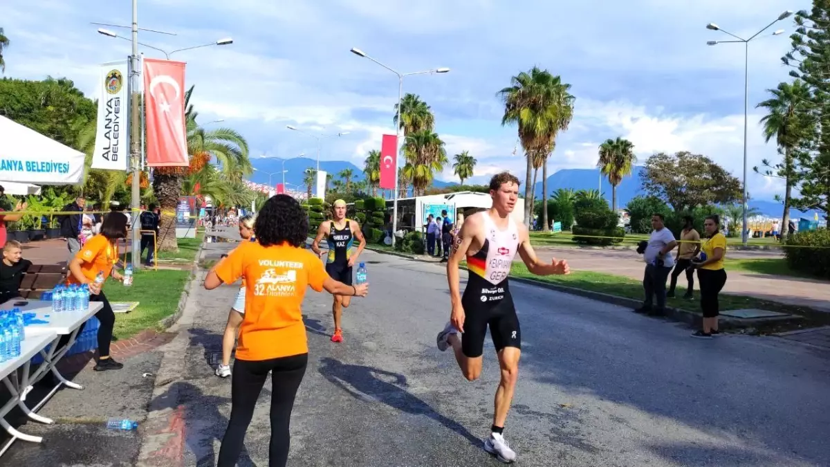 Alanya\'da düzenlenen 32. Alanya Triatlon Yarışları sona erdi