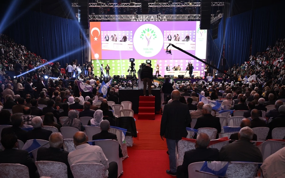 Yeşil Sol Parti kongresinde terörist elebaşı Öcalan posteri açtılar 