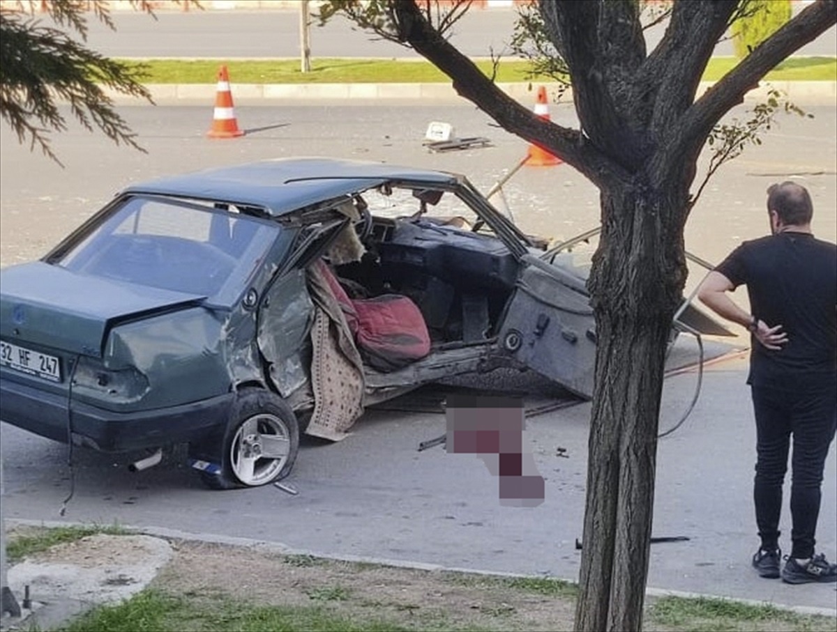 Afyonkarahisar\'da Otomobil Çarpışması: 1 Ölü, 2 Yaralı