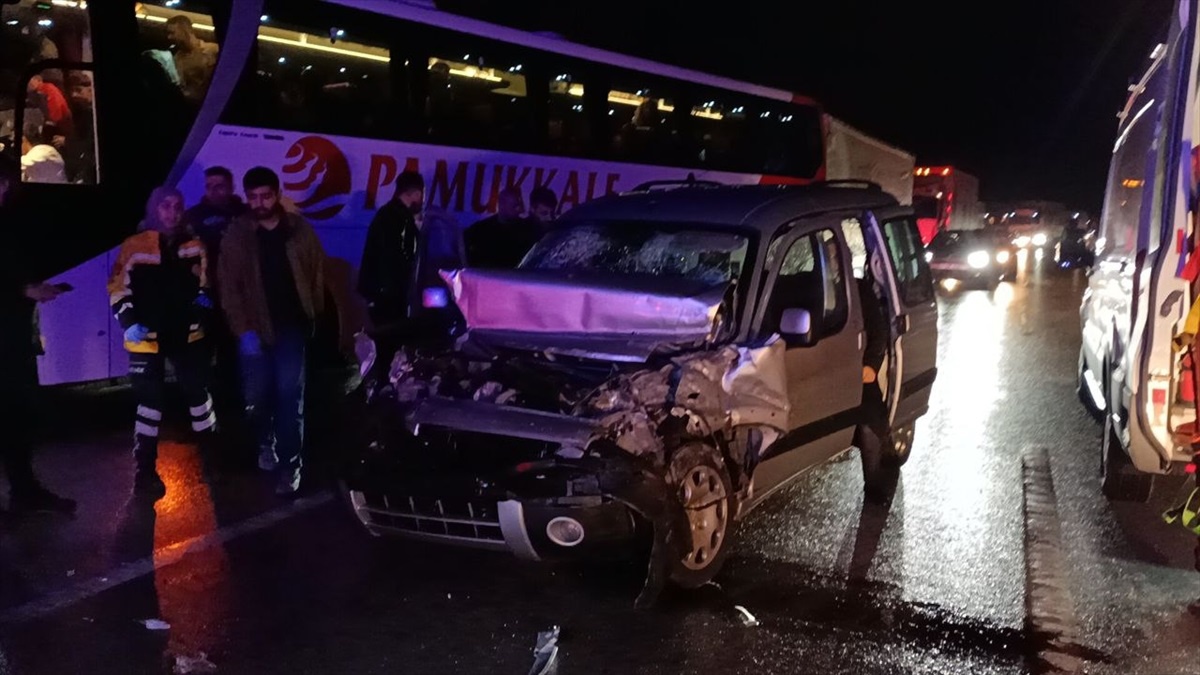 Anadolu Otoyolu\'nda 15 aracın karıştığı kaza nedeniyle İstanbul istikametinde ulaşım sağlanamıyor