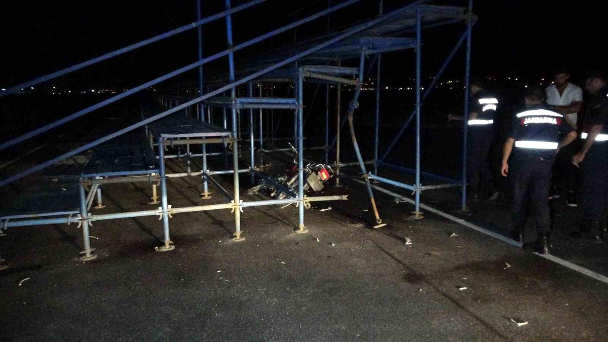 Manavgat\'ta tribün demirlerine çarpan motosikletten iki genç ağır yaralandı