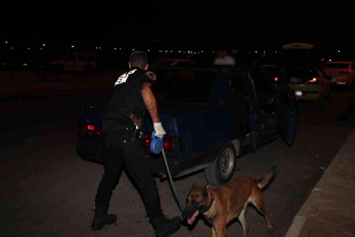 Antalya\'da gerçekleştirilen şok uygulamada aranan 2 şüpheli yakalandı