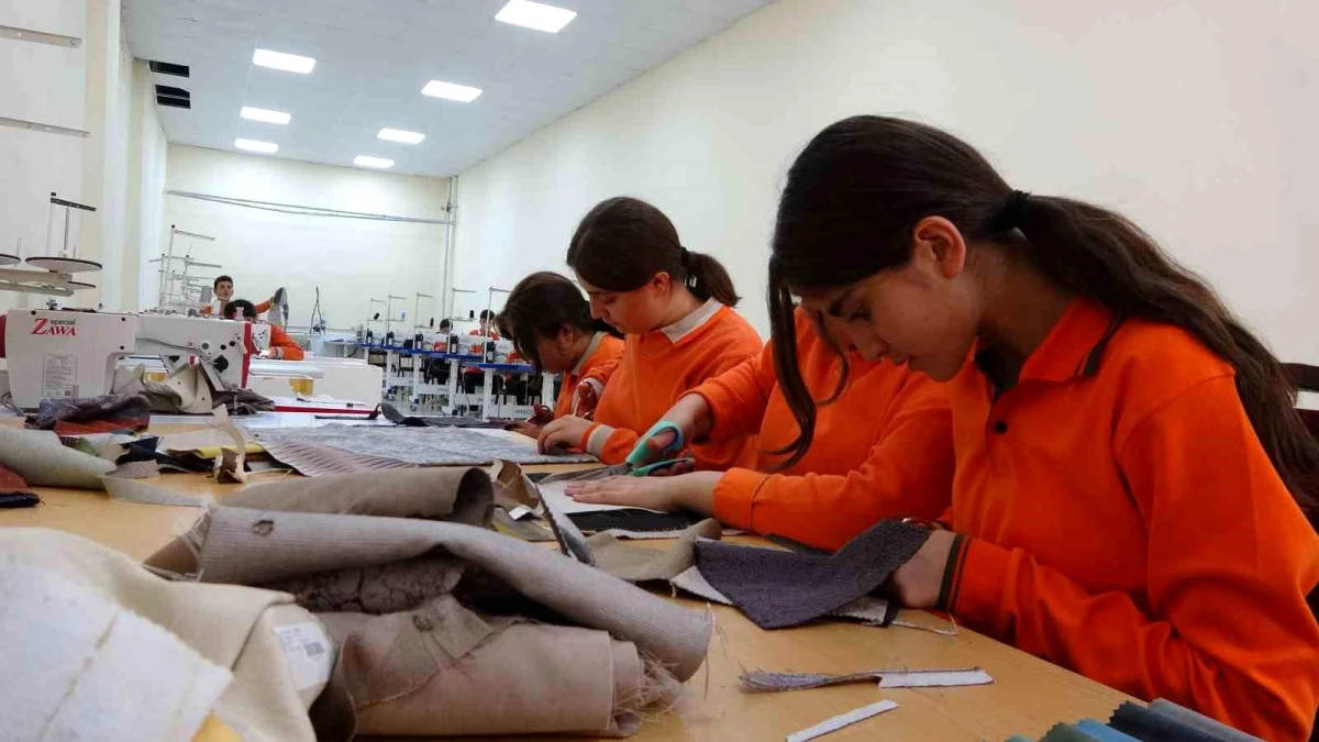 Bitlis\'teki öğrenciler atık tekstil ürünlerinden ürettikleri ürünlerle okullara katkı sağlıyor