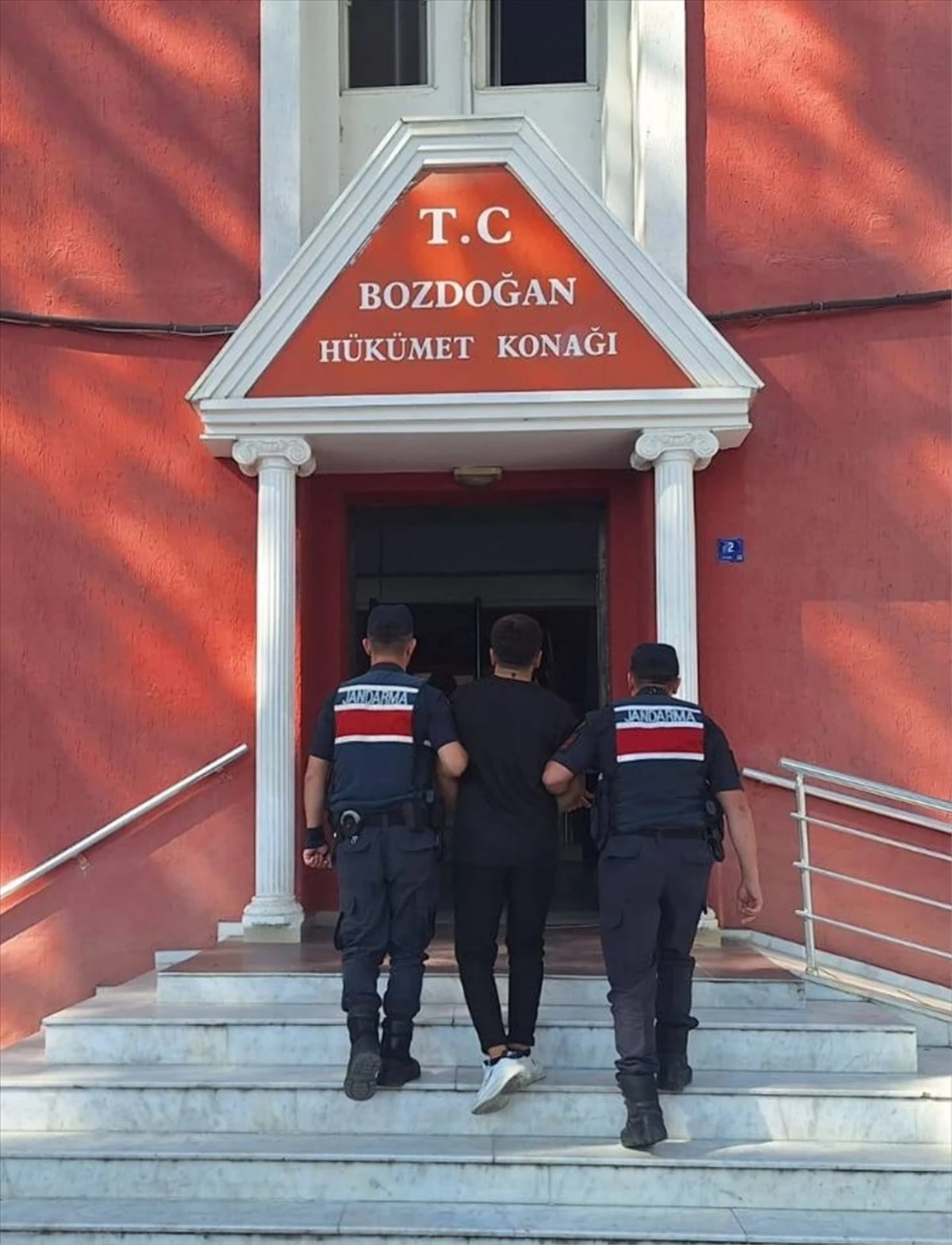 Aydın\'da İşletmeden İncir Çalan Şüpheli Tutuklandı