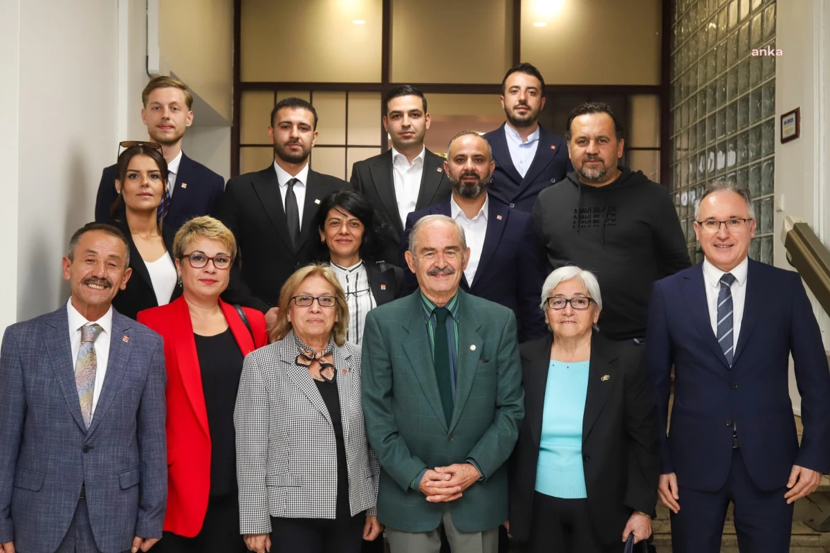 CHP Tepebaşı İlçe Başkanı Atilay Dalgıç ve Yönetimi Büyükşehir Belediye Başkanı Yılmaz Büyükerşen\'i Ziyaret Etti