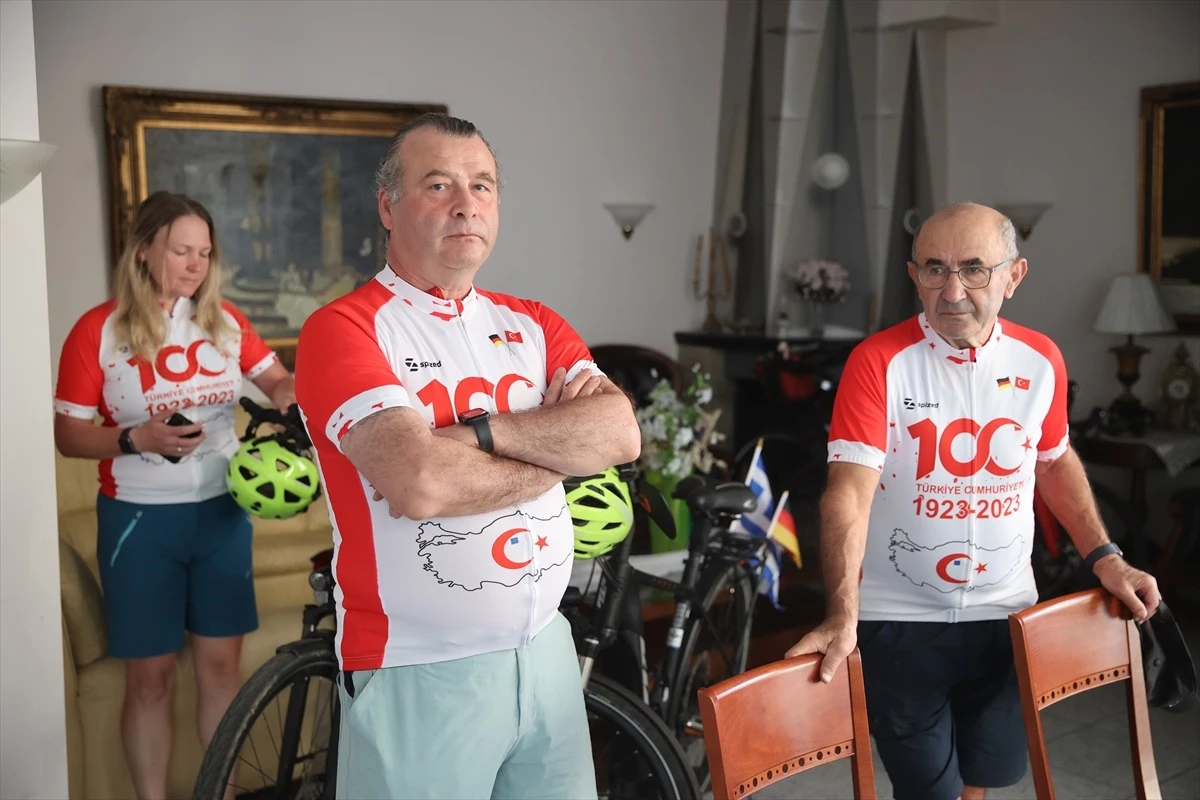 Almanya\'daki Köln Türk Alman Dostluk Derneği Üyeleri, Cumhuriyet\'in 100. Yılı İçin Bisiklet Turu Düzenledi