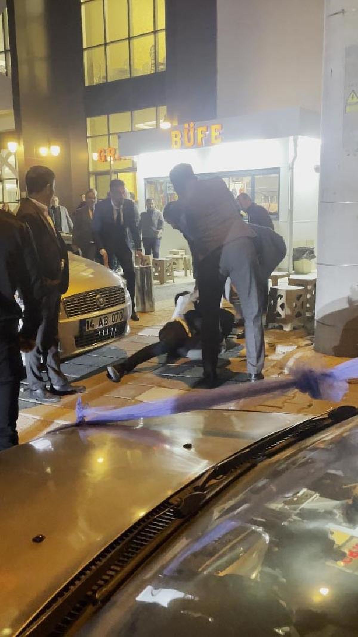 Bolu'da düğün salonu önünde çıkan kavga cep telefonu kamerasına yansıdı