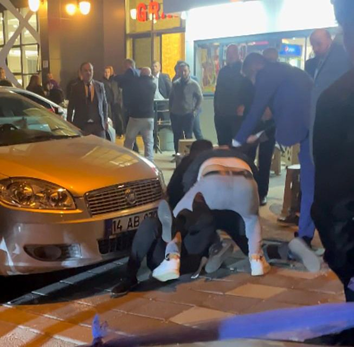 Bolu\'da düğün salonunda çıkan kavgada iki grup birbirine girdi