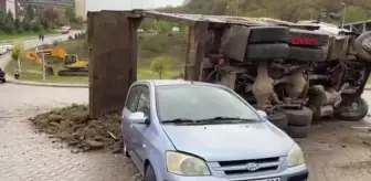 Düzce'de hafriyat kamyonu park halindeki araçların üzerine devrildi