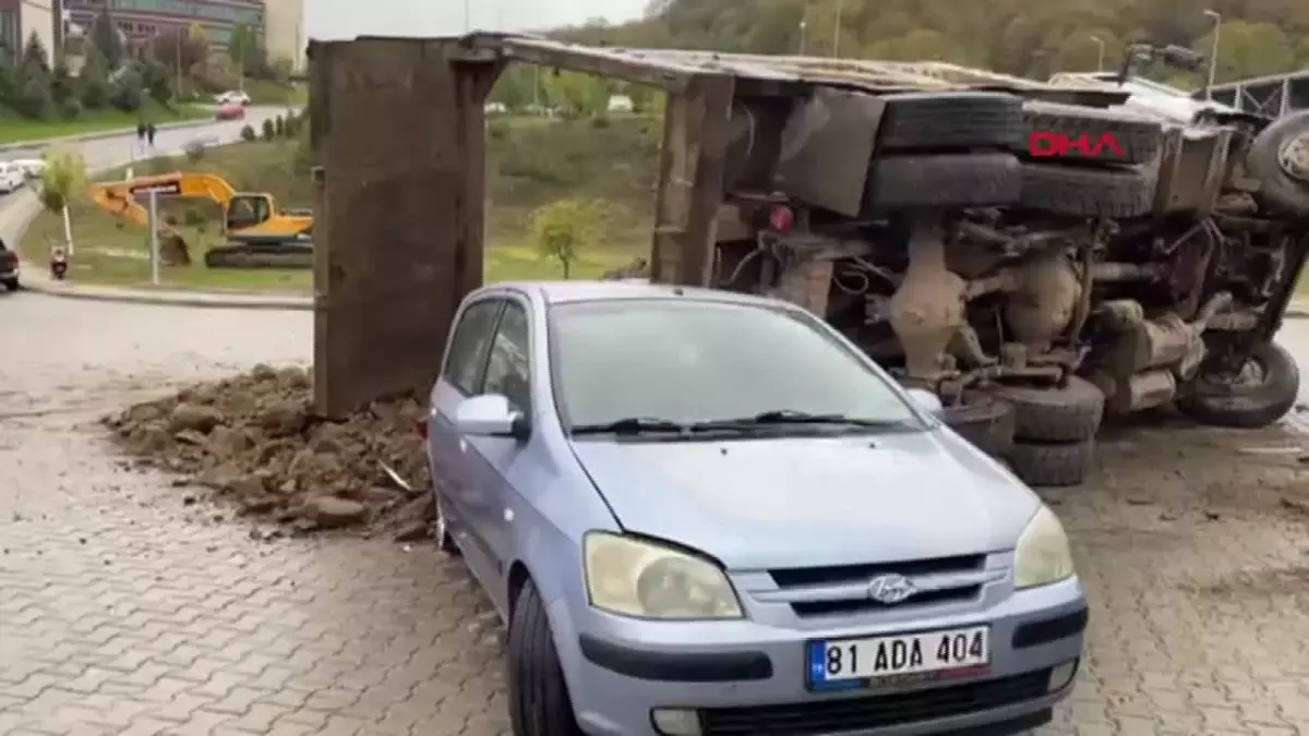 Düzce'de hafriyat kamyonu park halindeki araçların üzerine devrildi