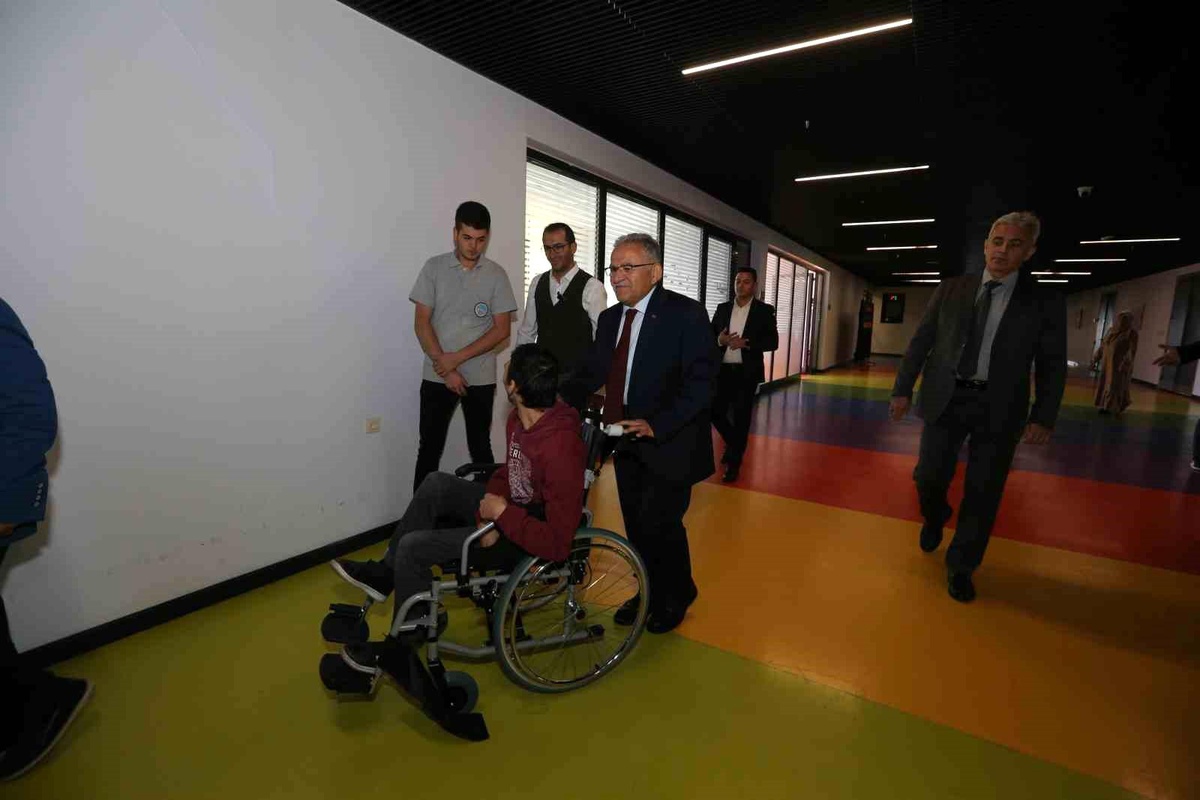 Kayseri Büyükşehir Belediye Başkanı Engelsiz Yaşam Merkezi\'ni Ziyaret Etti