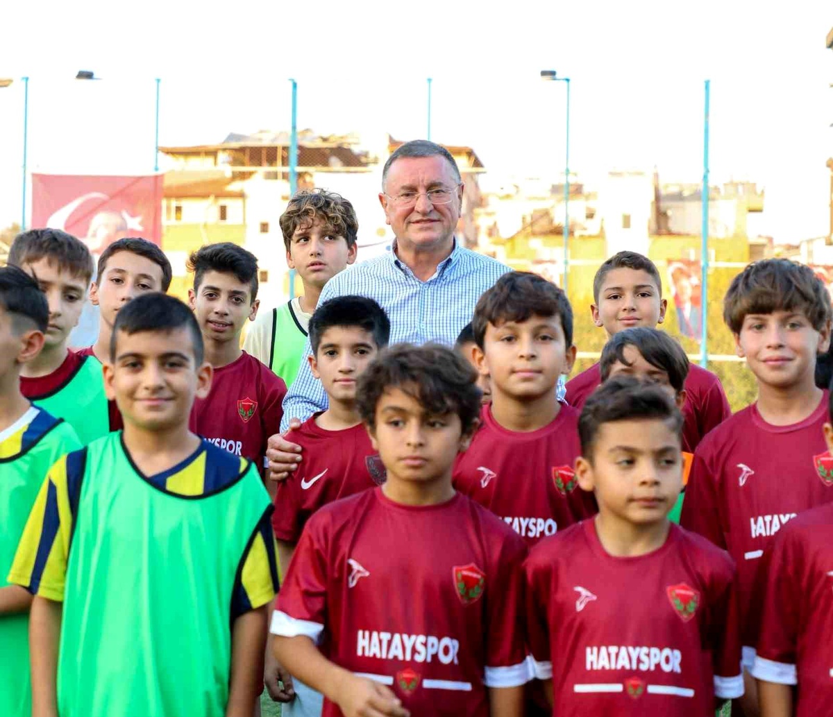 Depremi vurduğu Hatay\'da genç futbolcular top başı yaptı