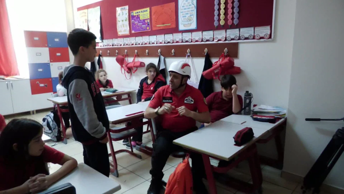 Esenyurt Belediyesi, okullarda deprem tatbikatı ve eğitimleri düzenliyor