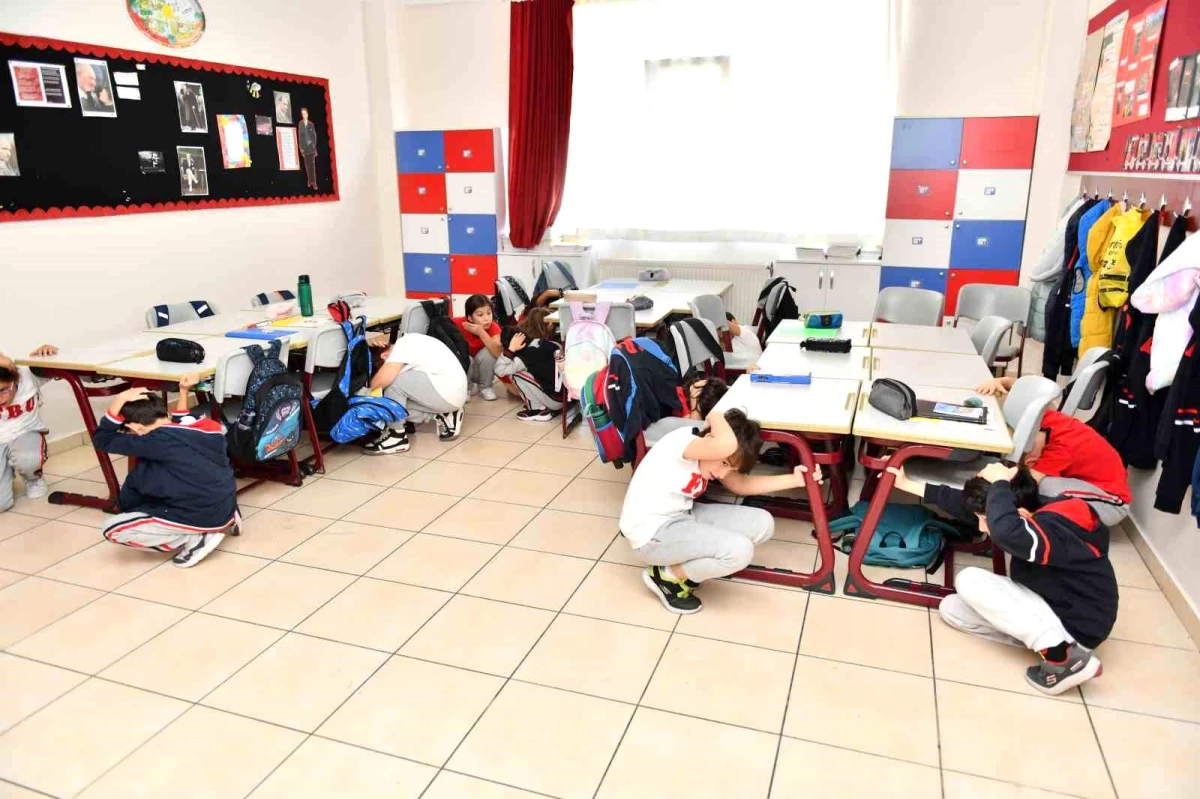 Esenyurt Belediyesi Okullarda Deprem Tatbikatı Yapıyor