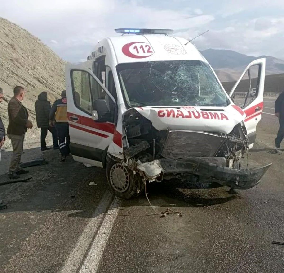 Hakkari İl Sağlık Müdürlüğüne ait evde bakım ambulansı kaza yaptı