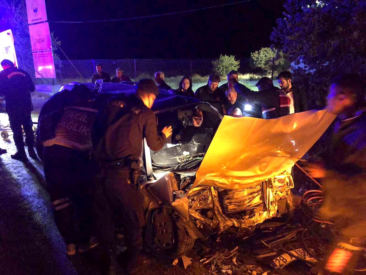 Çanakkale\'de otomobil ile kamyon çarpıştı: 1 ölü