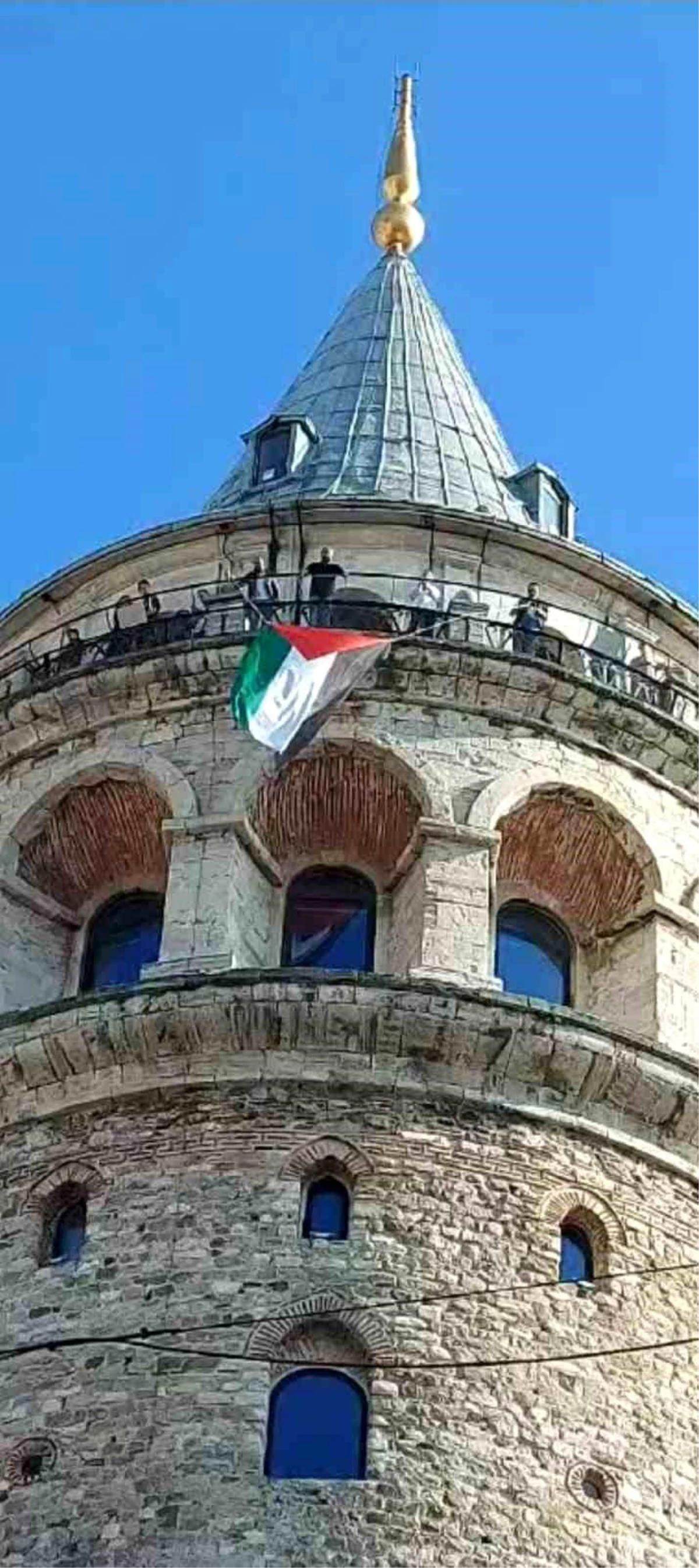 Gönüllüler Galata Kulesi\'nde Filistin Bayrağı Açtı