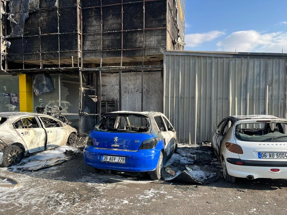 Gaziantep\'te iş merkezinde çıkan yangında 5 araç zarar gördü