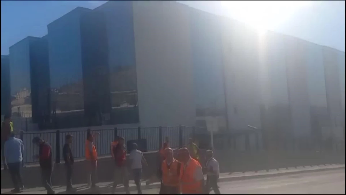 İzmir Bayraklı Şehir Hastanesi İnşaat İşçileri Ücretlerini İstiyor