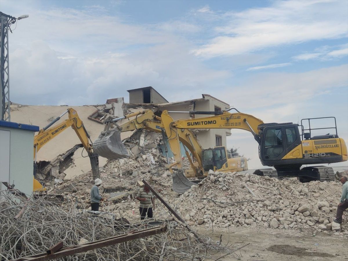 Hatay\'da depremden etkilenen 8 bina kontrollü olarak yıkıldı