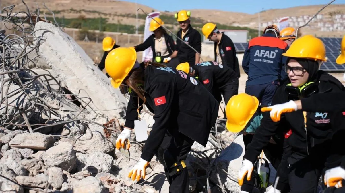 Elazığ\'da İpek Yolu Uluslararası Çocuk ve Gençlik Çalışmaları Merkezi\'nde Deprem Tatbikatı Gerçekleştirildi